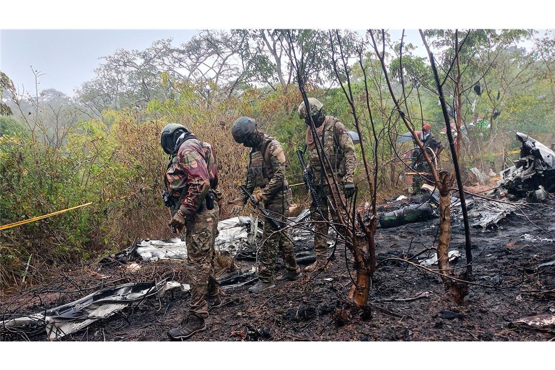 Elf Tote bei Flugzeugabsturz –  zwei Deutsche unter den Opfern Kenianische Beamte inspizieren die Absturzstelle.