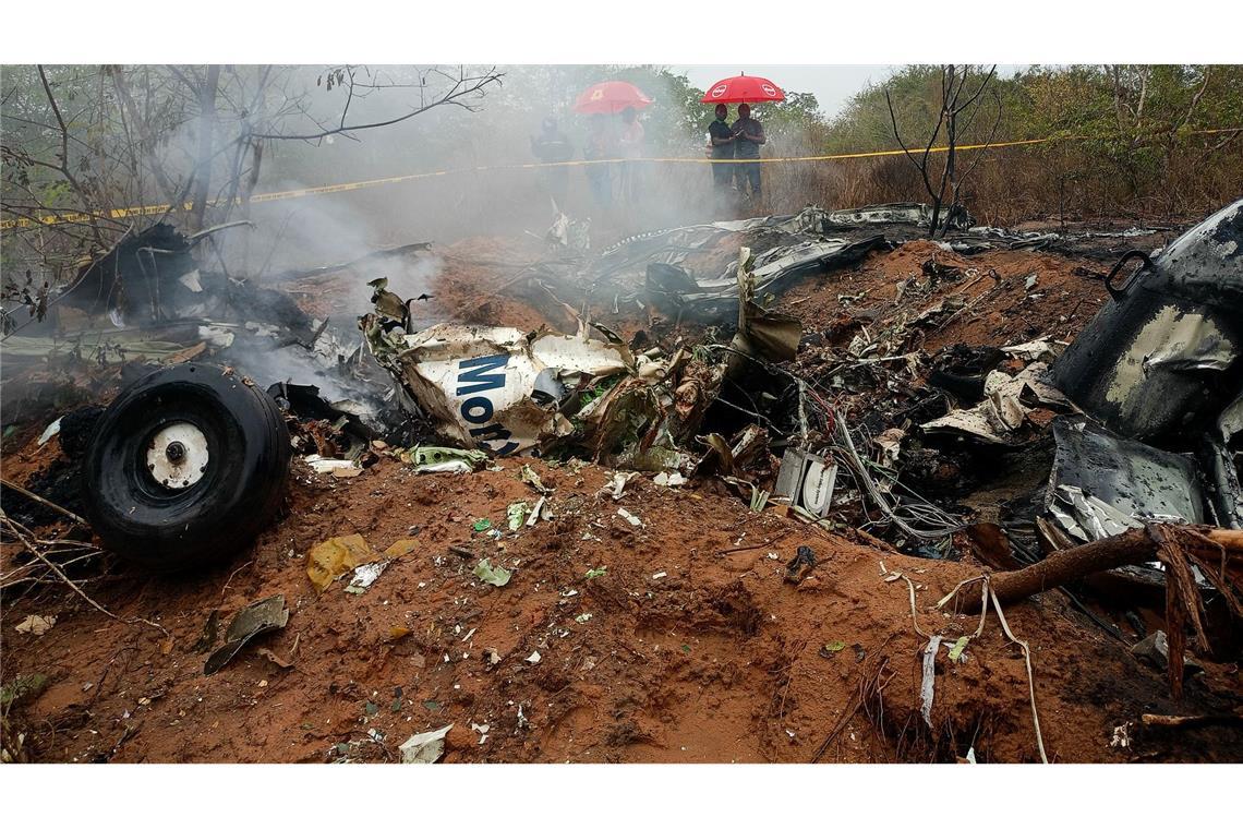 Zwei Deutsche sterben bei Absturz von Kleinflugzeug in Kenia Kenianische Beamte untersuchen die Absturzstelle.
