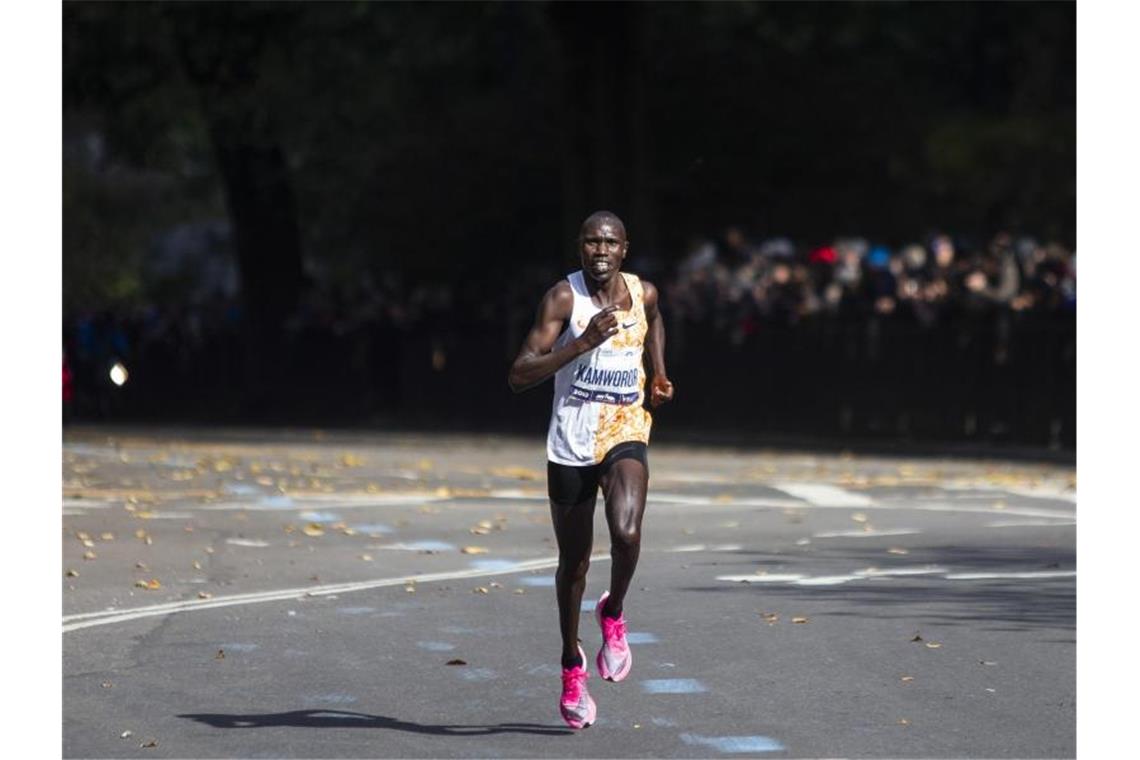 Kenias Laufasse haben beim New-York-Marathon durch Geoffrey Kamworor und Debütantin Jepkosgei einen souveränen Doppelsieg gefeiert. Foto: Eduardo Munoz Alvarez/AP Photo;/dpa