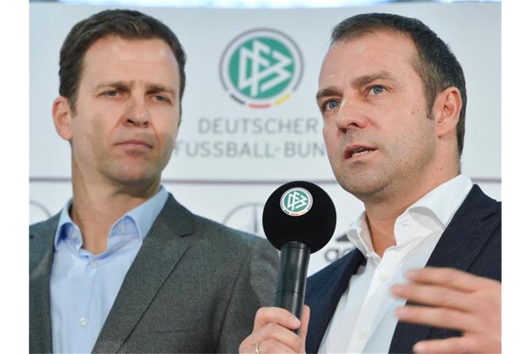 Kennen und schätzen sich: DFB-Direktor Oliver Bierhoff und Trainer Hansi Flick. Foto: picture alliance / Arne Dedert/dpa