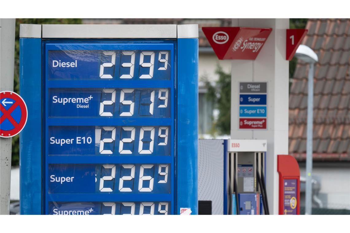 Kennzahlen der Inflation: steigende Spritpreise an Tankstellen