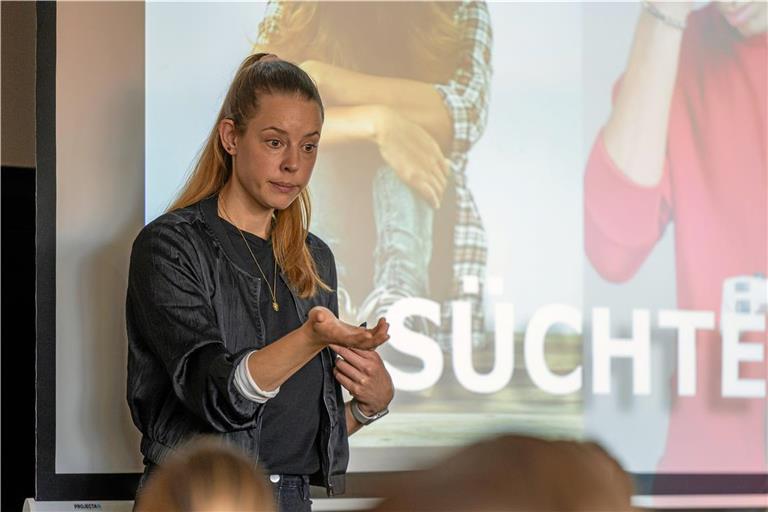 Kera Rachel Cook erzählt von ihrem Weg aus der Essstörung und entwickelt mit den Schülern Ideen zur Suchtprävention. Foto: Alexander Becher