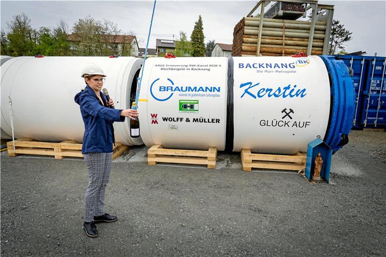 Kerstin Friedrich ist die Tunnelpatin. In dieser Eigenschaft hat die Ehefrau von Oberbürgermeister Maximilian Friedrich mit einer Flasche Backnanger Sekt auch die symbolische Taufe der Tunnelbohrmaschine übernommen. Fotos: Alexander Becher