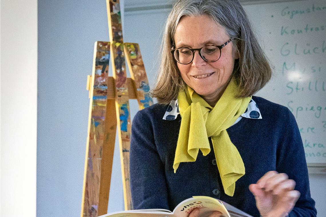 Kerstin Hopfensitz blättert im Werkraum durch ein aktuelles Programm. Foto: Alexander Becher 