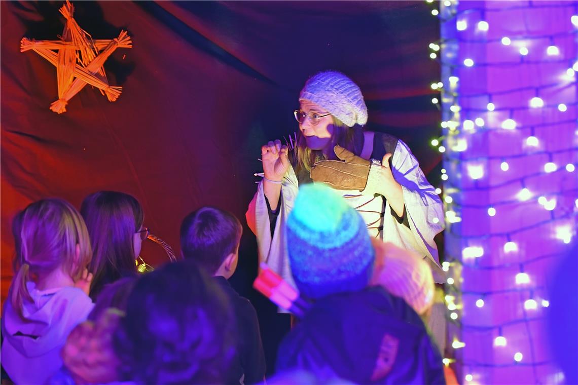Märchenzauber auf dem Backnanger Weihnachtsmarkt Kerstin Stoppel erzählt auf packende Weise verschiedene Märchengeschichten im passend dazu dekorierten Rathaus. Das „Märchenzelt“ kommt gut an bei den Besuchern.