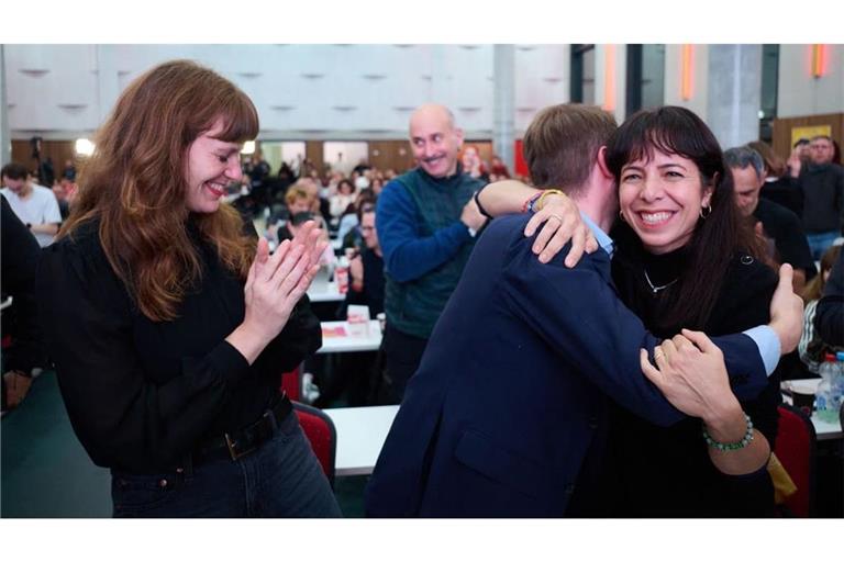 Kerstin Wolter (v. li. n. re.) Vorsitzende der Partei Die Linke in Berlin, Maximilian Schirmer, Vorsitzender der Partei Die Linke in Berlin, und Elif Eralp, stellvertretende Vorsitzende der Partei Die Linke in Berlin, freuen sich während des Landesparteitags nach der Zustimmung zu Koalitionsverhandlungen.