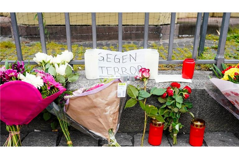 Kerzen, Blumen und ein Blatt Papier mit der Aufschrift "Gegen Terror" stehen am Tatort auf dem Mannheimer Marktplatz.