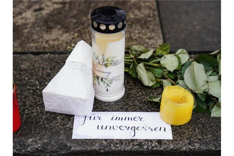 Kerzen, Blumen und ein Zettel mit der Aufschrift „für immer unvergessen“ vor der Uni Heidelberg. Foto: Uwe Anspach/dpa