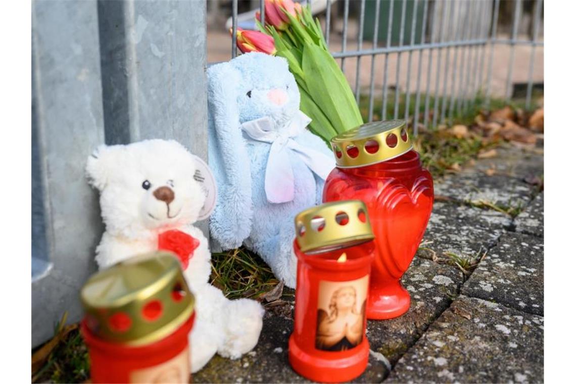 Kerzen, Blumen und Kuscheltiere stehen vor dem Eingang eines Spielplatzes nahe der Rems. Foto: Sebastian Gollnow/dpa/Archivbild