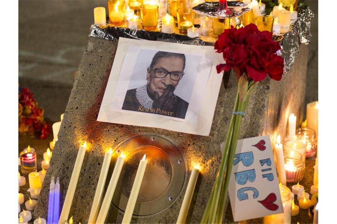 Washington trauert um Richterin Ginsburg Kerzen, Blumen und Notizen umgeben ein Foto der verstorbene Richterin Ruth Bader Ginsburg. Foto: Katharine Kimball/ZUMA Wire/dpa