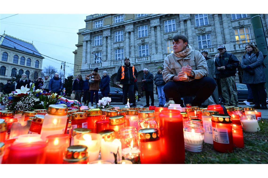 Prag gedenkt der Opfer des Amoklaufs vor einem Jahr Kerzen brennen am Mahnmal für die Opfer des Amoklaufs an der Karls-Universität in Prag vor einem Jahr (Foto aktuell).
