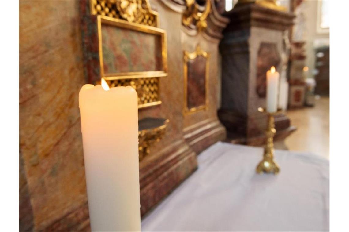 Vorerst weiter keine Einschränkungen bei Gottesdiensten Kerzen brennen vor dem Sonntagsgottesdienst. Foto: Silas Stein/dpa/Symbolbild
