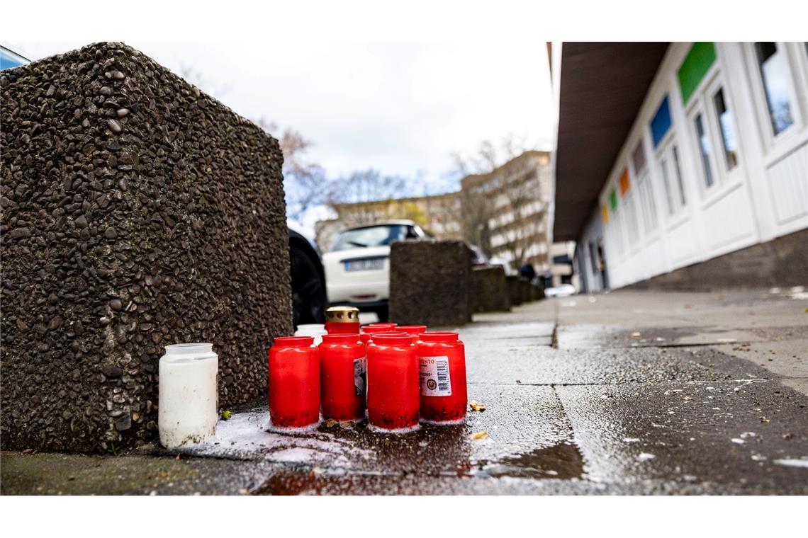 Kerzen erinnern am Tatort in Duisburg an den getöteten 35-Jährigen. (Archivbild)