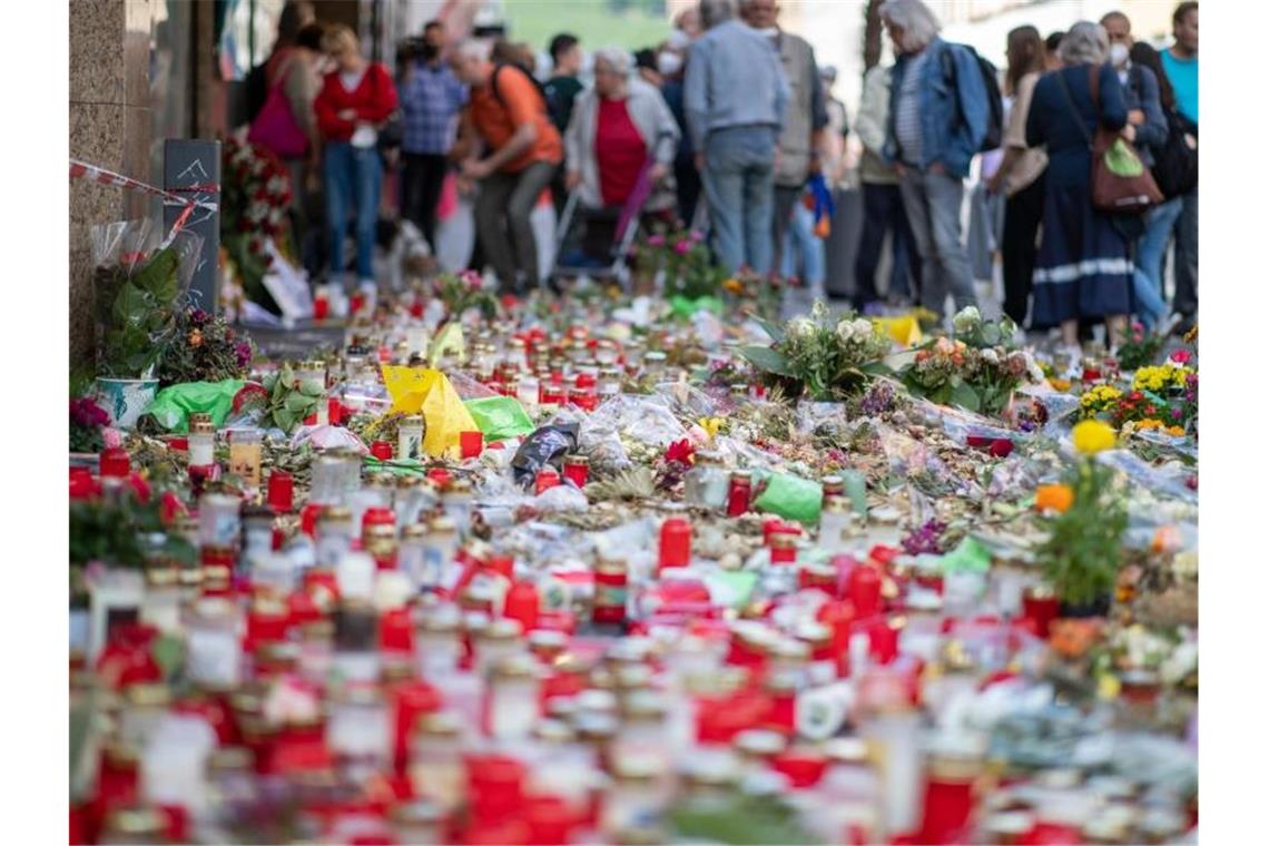 Kerzen, Grablichter und Blumen liegen vor einem Kaufhaus in der Innenstadt, in dem ein Mann vor einer Woche Menschen mit einem Messer attackiert und getötet hatte. Foto: Daniel Karmann/dpa