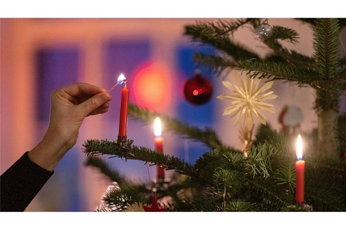 Kerzen entzünden Weihnachtsbaum - Haus brennt ab Kerzen hatten den Weihnachtsbaum entzündet. (Symbolbild)