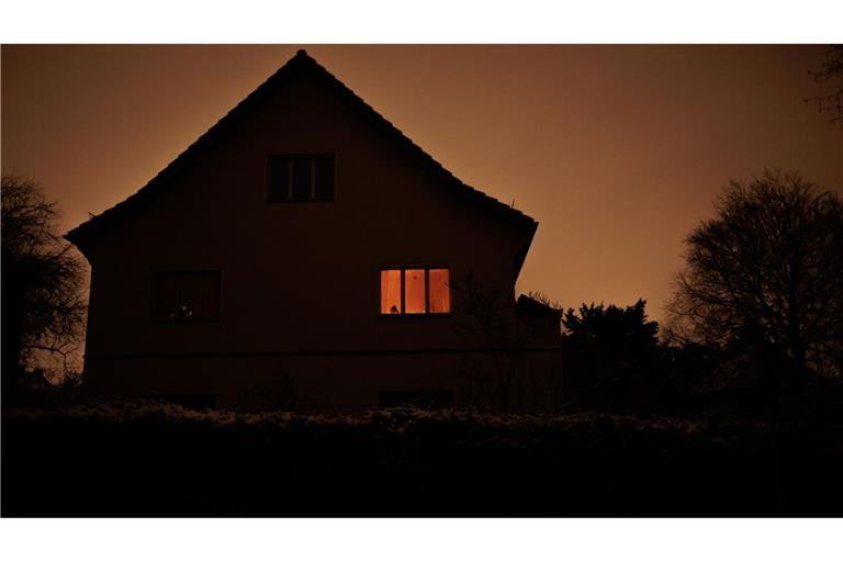 Kerzen sollte man genügend zu Hause haben, so wie diese Hausbewohner in Berlin.