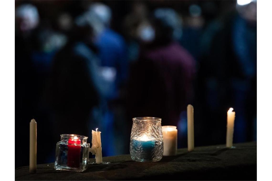 Kerzen stehen nach dem ökumenischen Gottesdienst an der Kirche St. Marien. Am Vortag war 29-Jähriger mit seinem Auto in einen Karnevalsumzug gerast. Foto: Swen Pförtner/dpa