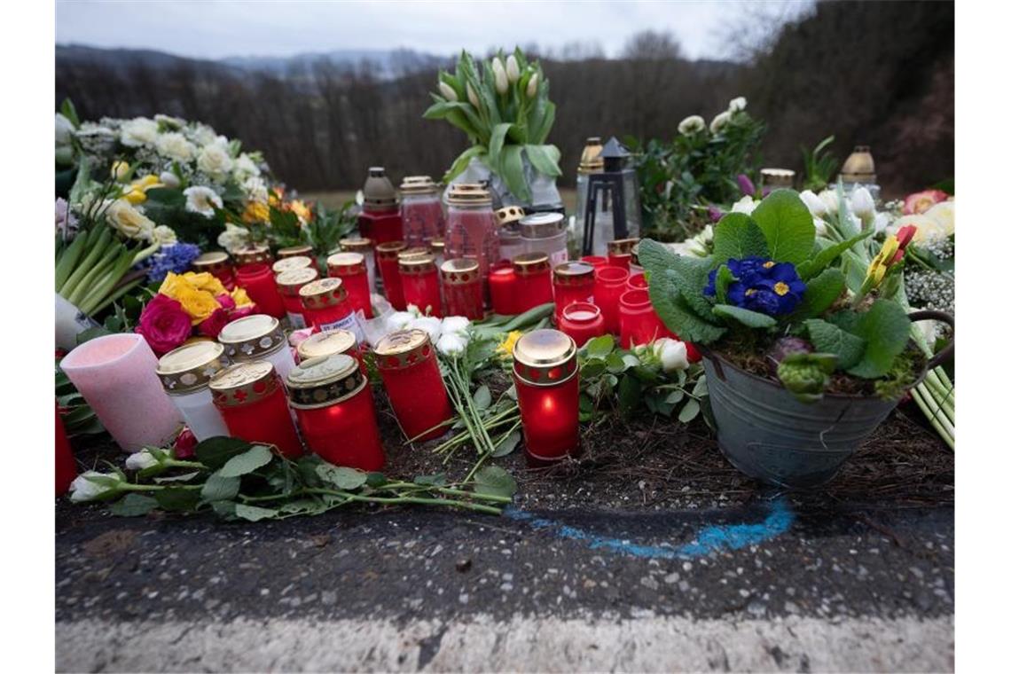 Kerzen und Blumen am Tatort, wo eine junge Polizistin und ihr Kollege bei einer Verkehrskontrolle erschossen wurden. Foto: Sebastian Gollnow/dpa