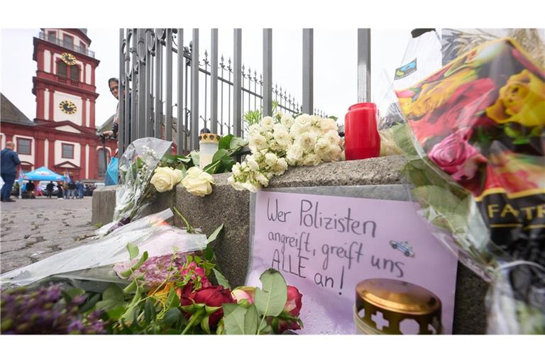 Kerzen und Blumen erinnern an die Opfer des Angriffs.
