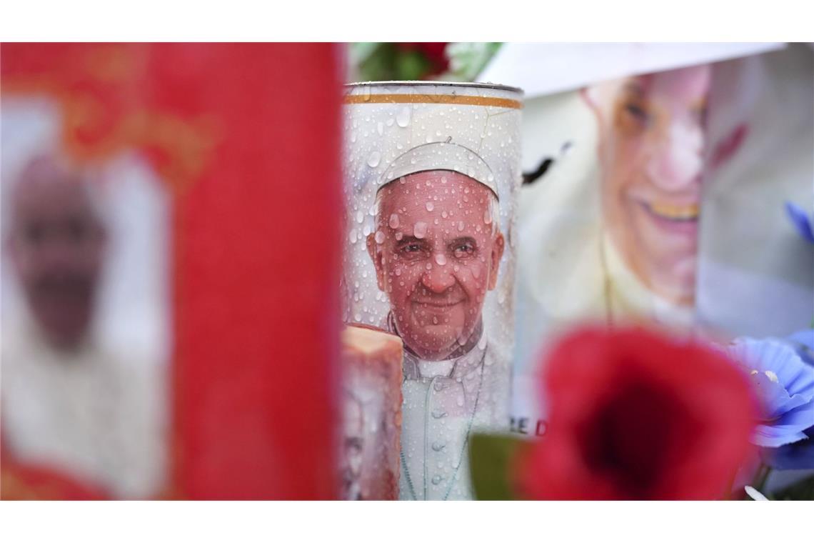 Vatikan: Bei Franziskus keine Besserung in Sicht Kerzen und Blumen für Papst Franziskus vor der Poliklinik Agostino Gemelli. Dort wird der Pontifex seit dem 14. Februar behandelt.