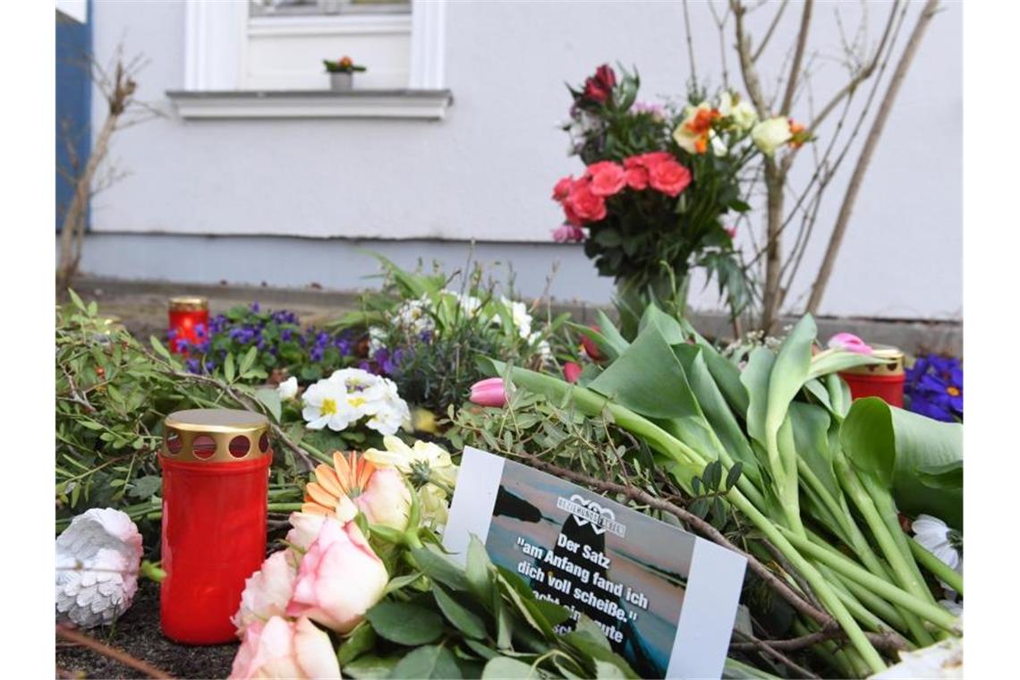 Kerzen und Blumen im März vor dem Haus, in dem das Opfer gefunden wurde. Foto: Stefan Sauer