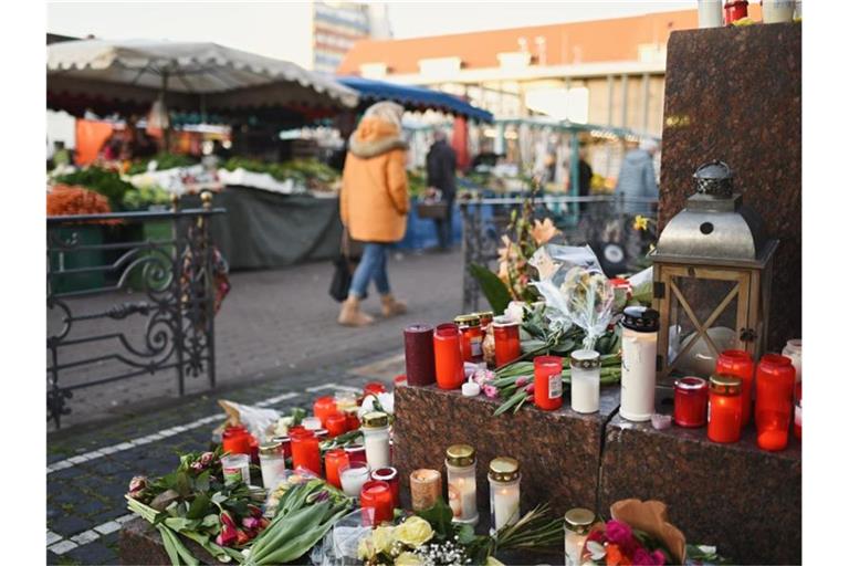 Kerzen und Blumen liegen am Marktplatz in Hanau. Nach dem Terroranschlag machen die Parteien Vorschläge für Präventionsmaßnahmen. Foto: Nicolas Armer/dpa