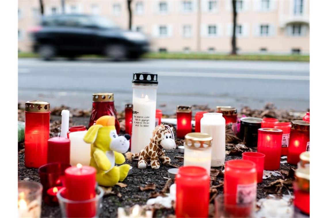 Tödlicher Raserunfall in München per Dashcam gefilmt Kerzen und Blumen liegen an der Unfallstelle, an der ein 14-Jähriger zu Tode gekommen war. Foto: Matthias Balk/dpa