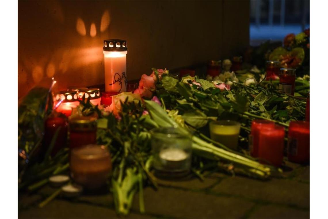 Kerzen und Blumen liegen in Hanau in der Nähe einer der beiden Shisha-Bars, in der mehrere Menschen getötet wurden. Foto: Nicolas Armer/dpa
