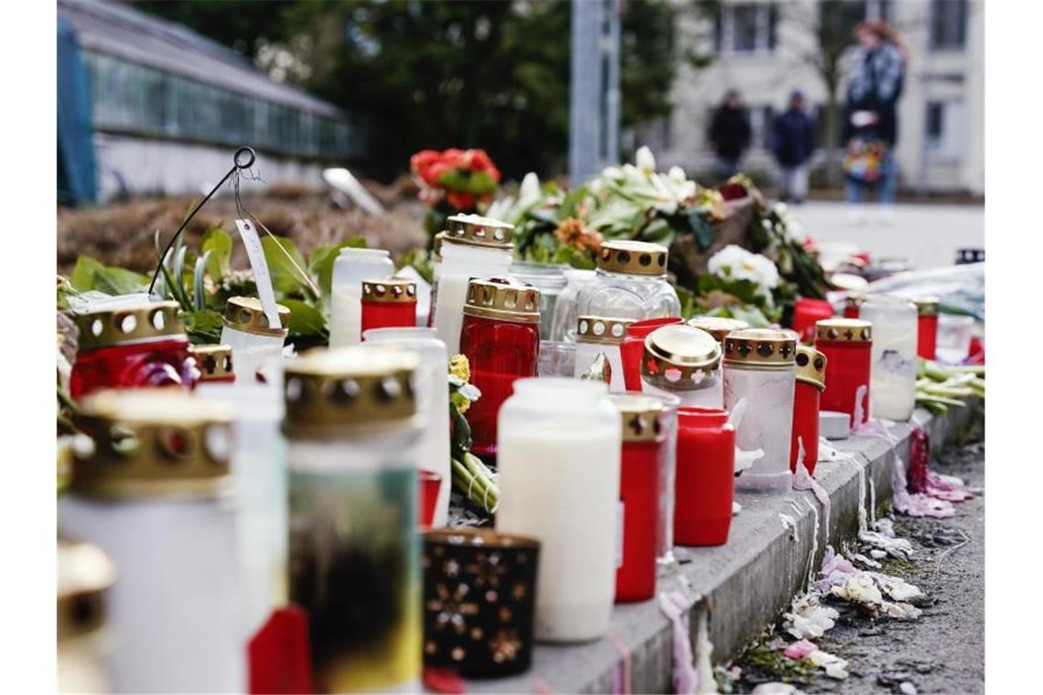 Studierende gedenken der Opfer des Heidelberger Amoklaufs Kerzen und Blumen liegen vor einem Universitätsgebäude am Botanischen Garten. Foto: Uwe Anspach/dpa/Bildarchiv