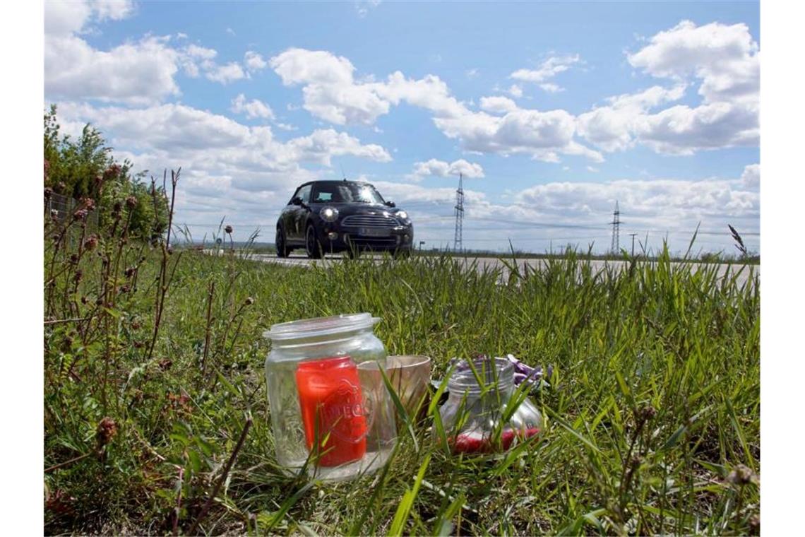 Kerzen und Blumen sind an der Unfallstelle an einer Landstraße bei Sachsenheim aufgestellt. Dort war der Angeklagte nach in eine Gruppe von vier Fußgängern gefahren. Foto: Andreas Rosar/dpa