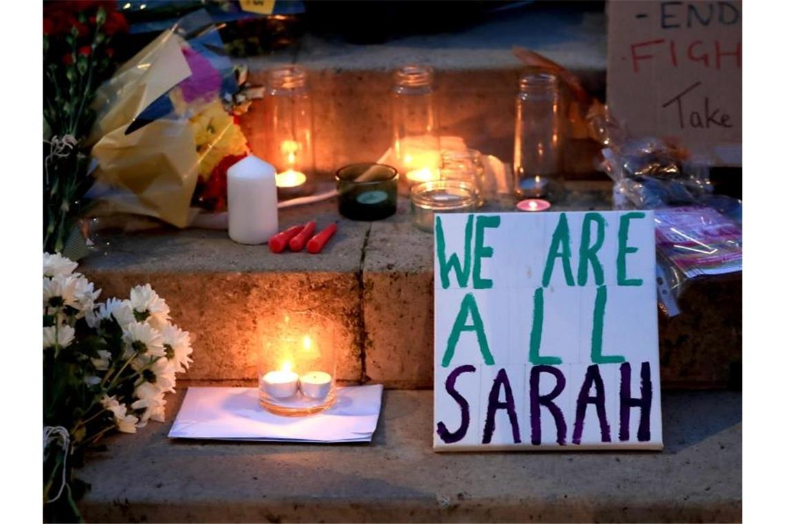 Kerzen und Blumen sind bei einer Mahnwache für die getötete Sarah Everard an der University of Leeds zu sehen. Nur wenige Tage nach dem Urteil gegen ihren Mörder ist ein weiterer britischer Hauptstadtpolizist wegen Vergewaltigung angeklagt worden. Foto: Danny Lawson/PA Wire/dpa