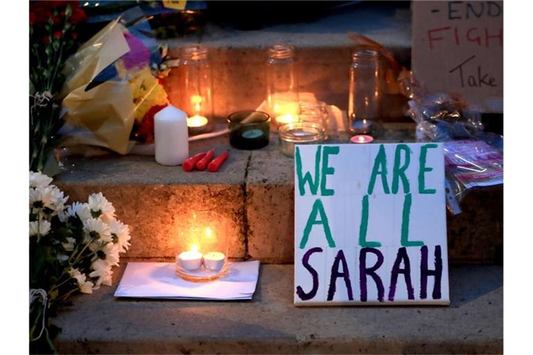 Kerzen und Blumen sind bei einer Mahnwache für die getötete Sarah Everard an der University of Leeds zu sehen. Nur wenige Tage nach dem Urteil gegen ihren Mörder ist ein weiterer britischer Hauptstadtpolizist wegen Vergewaltigung angeklagt worden. Foto: Danny Lawson/PA Wire/dpa