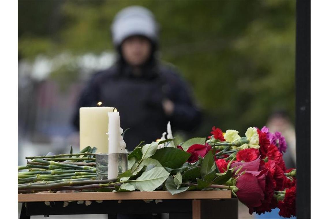 Kerzen und Blumen stehen auf einem Tisch nach einer Schießerei in der Staatlichen Universität Perm, etwa 1.100 Kilometer östlich von Moskau. Foto: Dmitri Lovetsky/AP/dpa