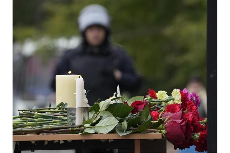 Kerzen und Blumen stehen auf einem Tisch nach einer Schießerei in der Staatlichen Universität Perm, etwa 1.100 Kilometer östlich von Moskau. Foto: Dmitri Lovetsky/AP/dpa