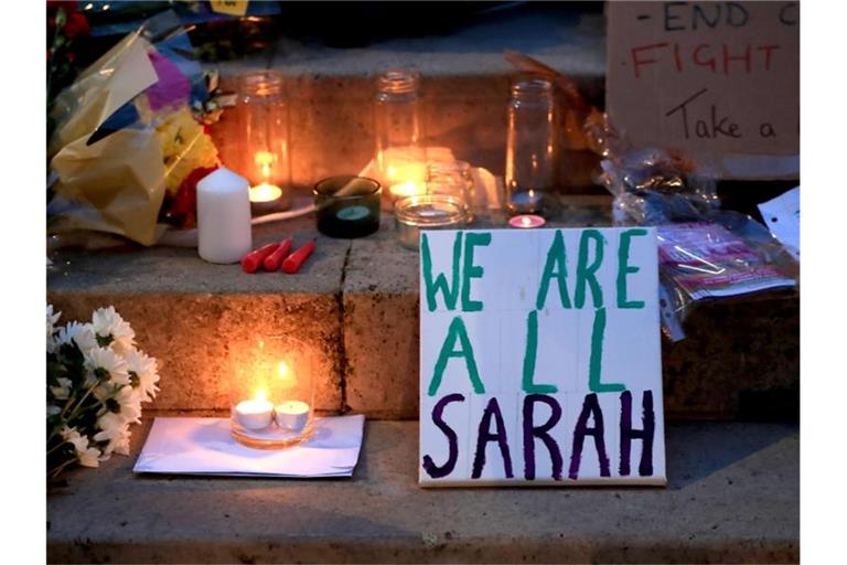 Kerzen und die Botschaft „We are all Sarah“ wurden bei einer Mahnwache für die getötete Sarah Everard aufgestellt (Archivbild). Foto: Danny Lawson/PA Wire/dpa