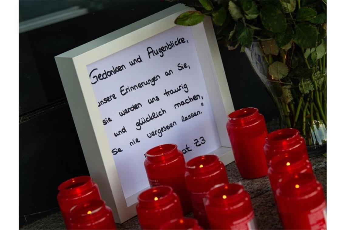 Kerzen und eine Nachricht an den verstorbenen Kasseler Regierungspräsidenten Walter Lübcke am Haupteingang des Regierungspräsidiums in Kassel. Foto: Swen Pförtner