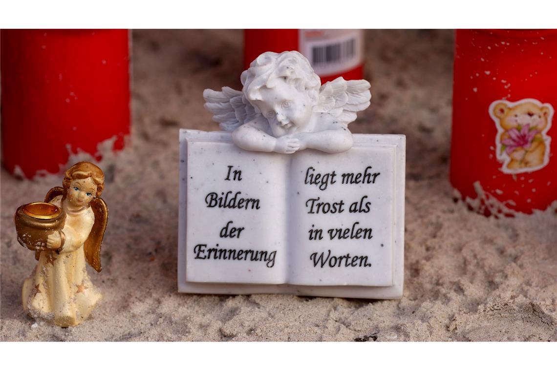 Kerzen und Engel erinnern an Fabian.