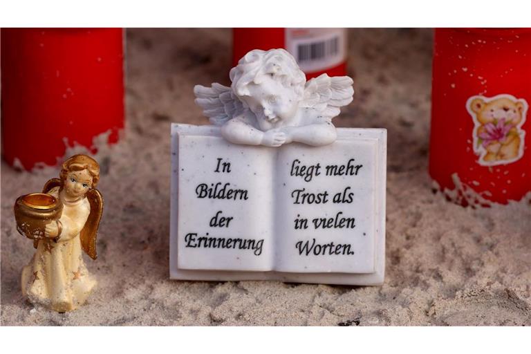 Kerzen und Engel erinnern an Fabian.