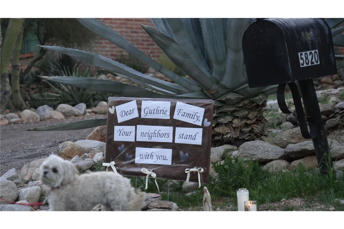 Kerzen und Karten vor dem Haus von Nancy Guthrie drücken Mitgefühl von Nachbarn aus.