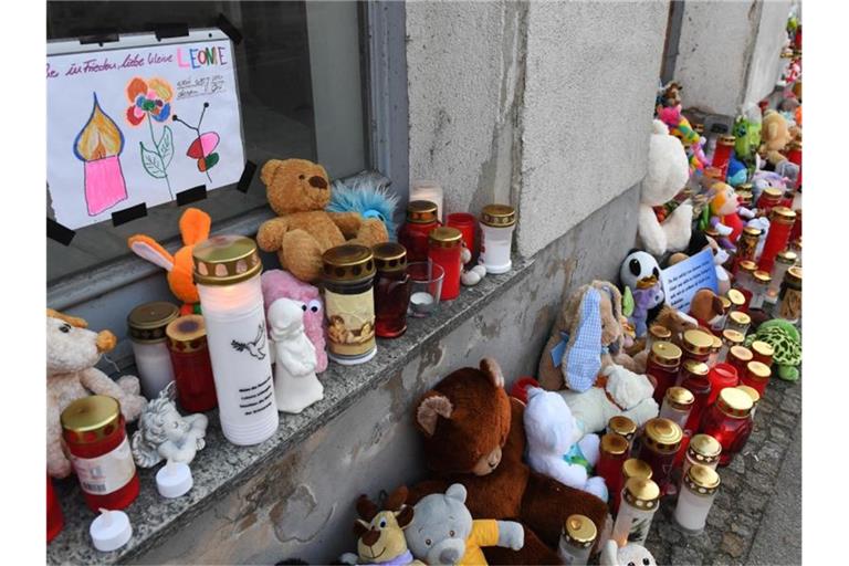 Kerzen und Plüschtiere stehen vor dem Eingang des Hauses, wo am 12.01.2019 die sechsjährige Leonie ums Leben kam. Foto: Stefan Sauer/dpa