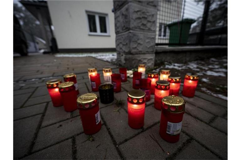 Kerzen vor dem Einfamilienhaus in Königs Wusterhausen, in dem die Toten gefunden wurden. Foto: Fabian Sommer/dpa