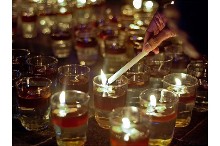 Kerzen werden anlässlich der "Earth Hour" angezündet. Foto: XinHua/dpa