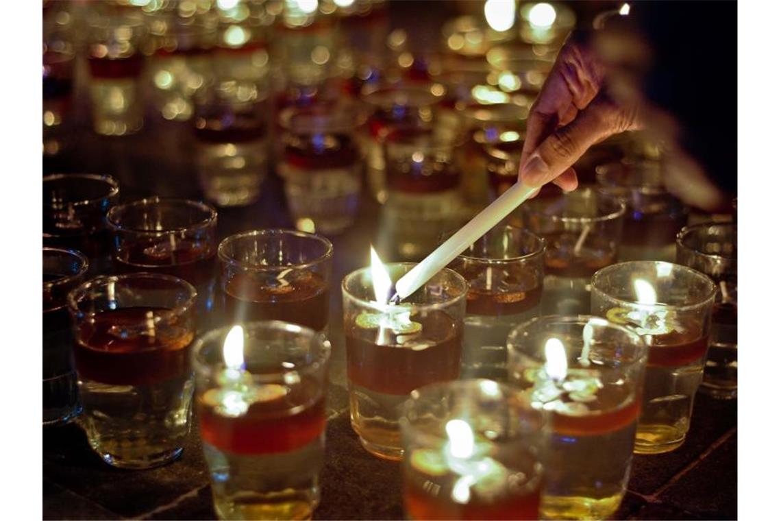 Über 140 Kommunen beteiligen sich an „Earth Hour“ Kerzen werden anlässlich einer "Earth Hour" angezündet. Foto: XinHua/dpa