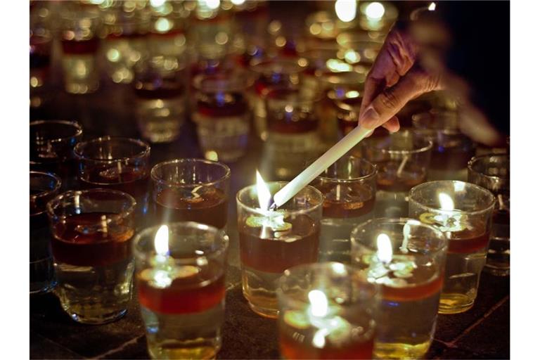 Kerzen werden anlässlich einer "Earth Hour" angezündet. Foto: XinHua/dpa
