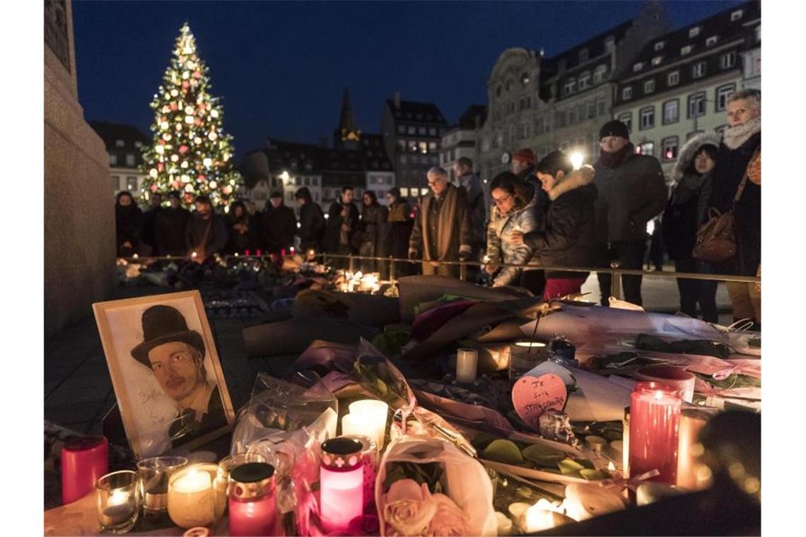 Kerzen zum Gedenken an die Opfer des Anschlags auf dem Weihnachtsmarkt in Straßburg. Foto: Jean-Francois Badias/AP/dpa/Archivbild