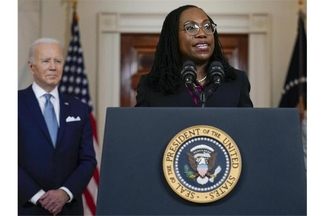 Schwarze Frau für Supreme Court nominiert Ketanji Brown Jackson spricht in Anwesenheit von US-Präsident Joe Biden in der Cross Hall des Weißen Hauses. Foto: Carolyn Kaster/AP/dpa