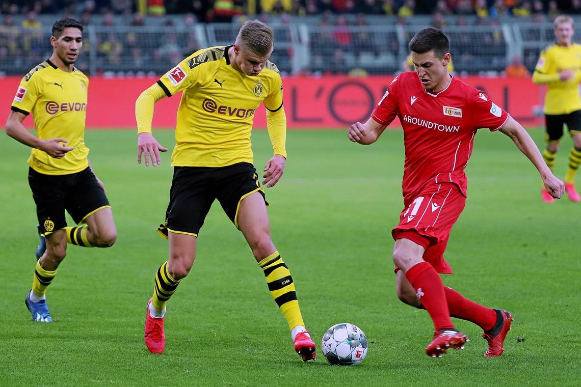 Keven Schlotterbeck (rechts im Zweikampf mit Dortmunds Erling Haaland) wird am Donnerstag mit dem 1. FC Union Berlin online gegen die Kleinaspacher spielen. Fotos: Imago