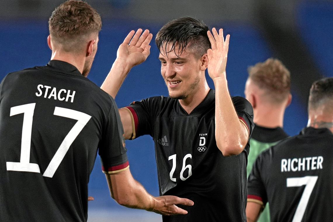 Die Ausweichroute an die Spitze wird von Jahr zu Jahr felsiger Keven Schlotterbeck schaffte den Sprung von der sechsten in die erste Liga und war im Sommer gar für Deutschland bei Olympia am Ball.