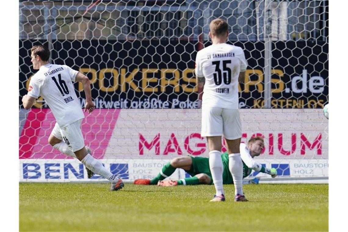 Kevin Behrens (l) brachte Sandhausen gegen Würzburg auf die Siegerstraße. Foto: Uwe Anspach/dpa