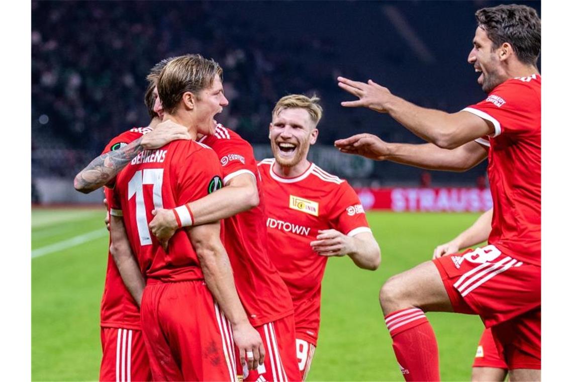 Kevin Behrens (l) sorgte mit seinem Tor zum 2:0 für die Vorentscheidung. Foto: Andreas Gora/dpa
